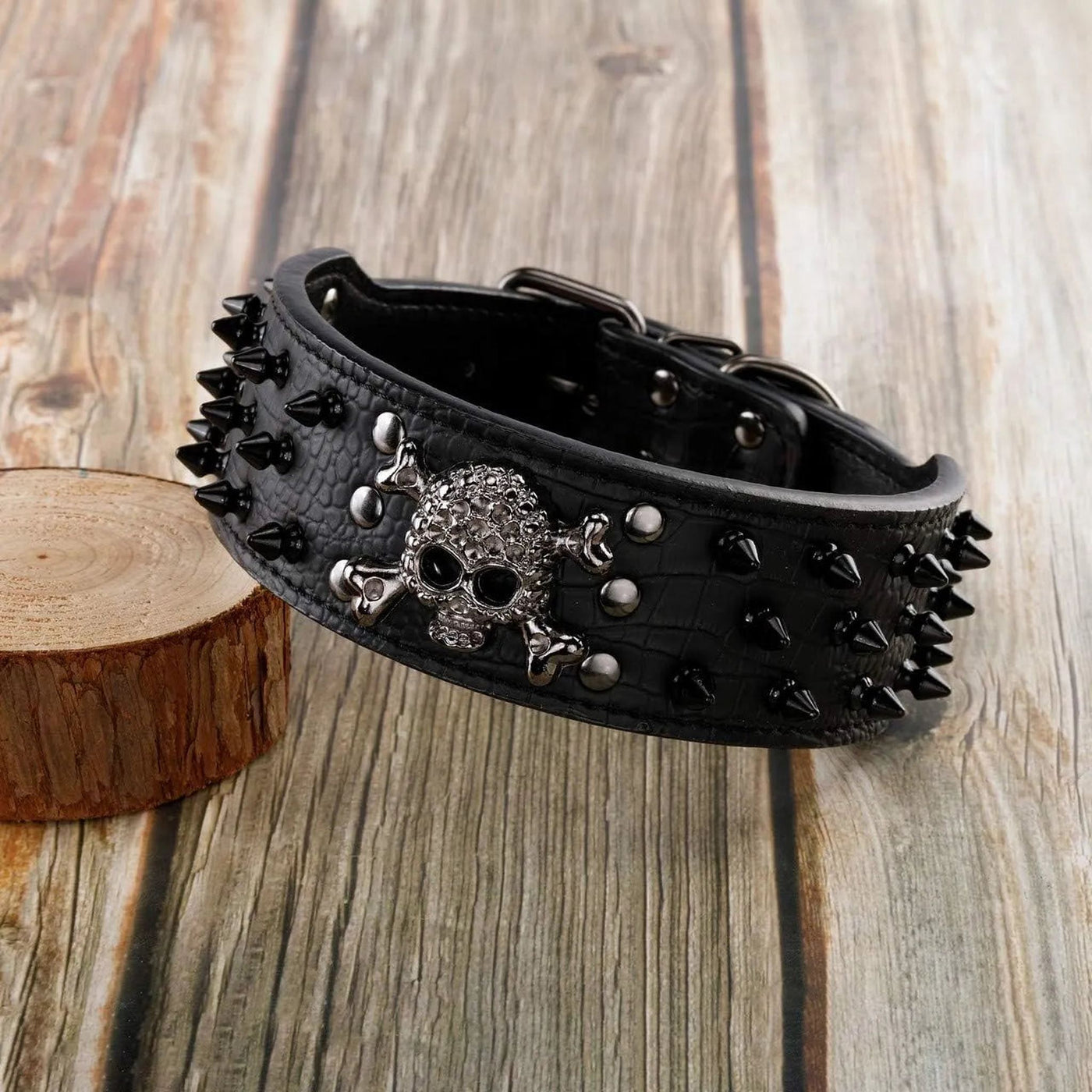 Collare spesso in ecopelle nero con skull centrale e borchie nere