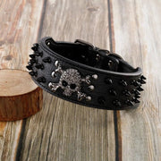 Collare spesso in ecopelle nero con skull centrale e borchie nere