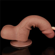 Dildo flessibile marrone chiaro mostrato curvo in mano su sfondo nero