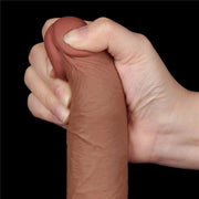 Dildo flessibile color pelle scura con testa rossastra e texture vene