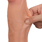Primo piano texture pelle scorrevole fallo realistico rosa carne che mostra morbidezza e venature