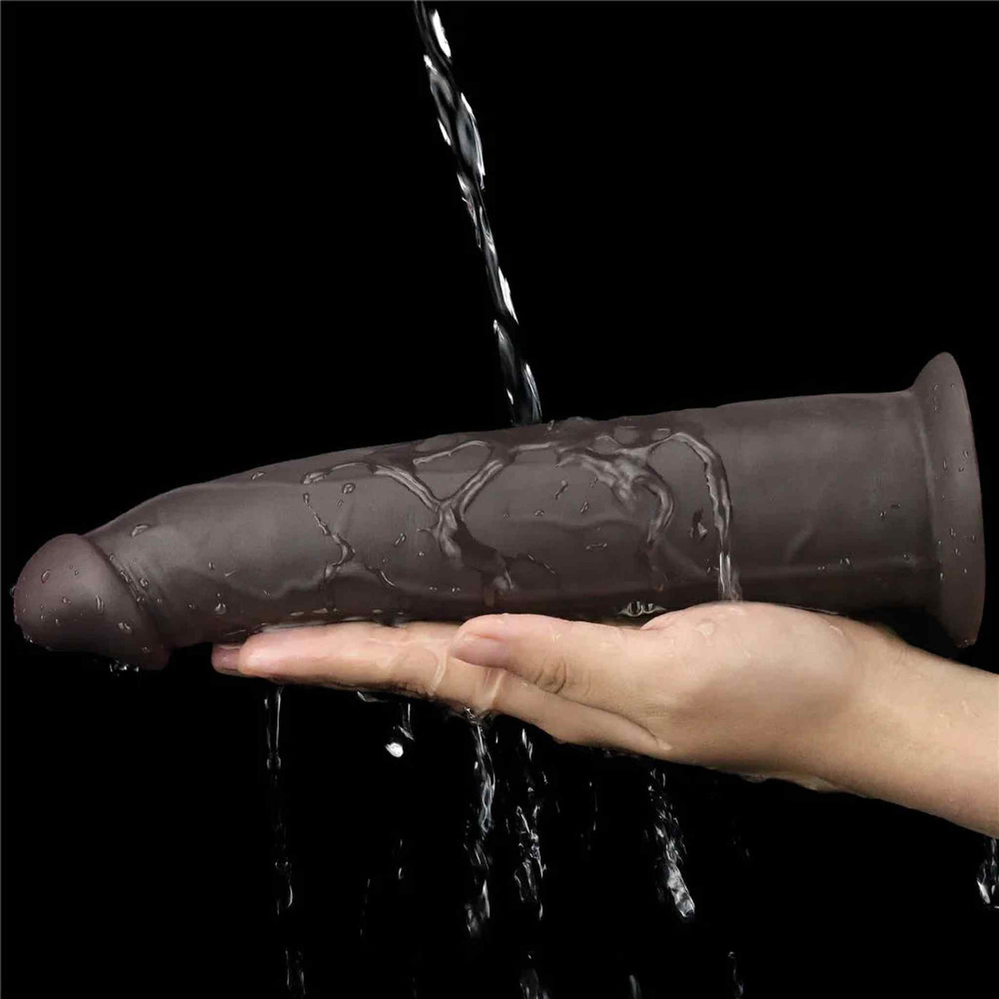 Dildo vibrante nero impermeabile in silicone tenuto sotto acqua corrente per dimostrazione waterproof