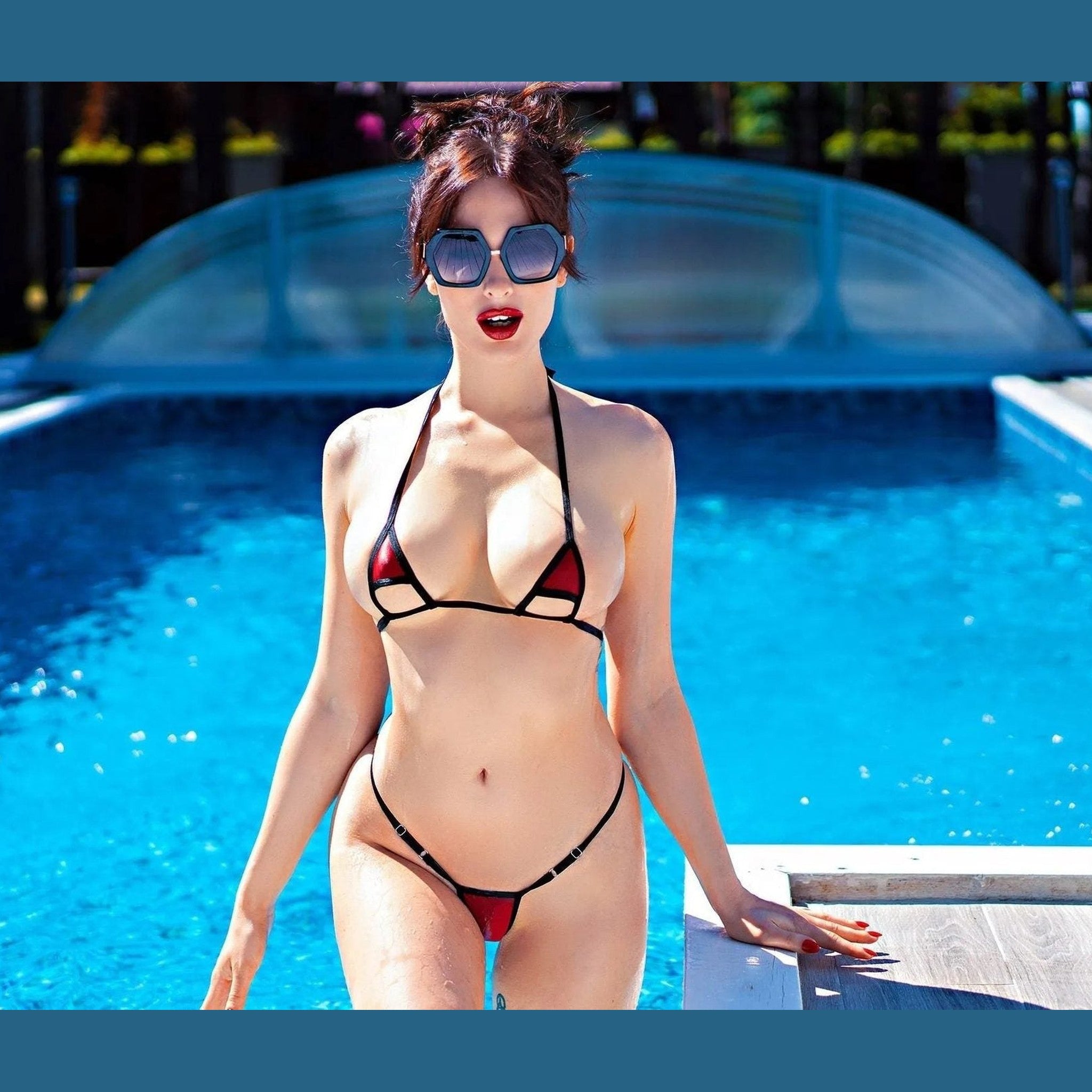 Microbikini rosso con stringhe regolabili