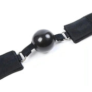 Close-up sfera ball-gag nera lucida con anelli metallici