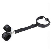 Set ball-gag nera con polsiere collegate e fibbia regolabile