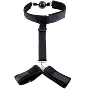 Set ball-gag nera con due polsiere collegate da cinghia centrale