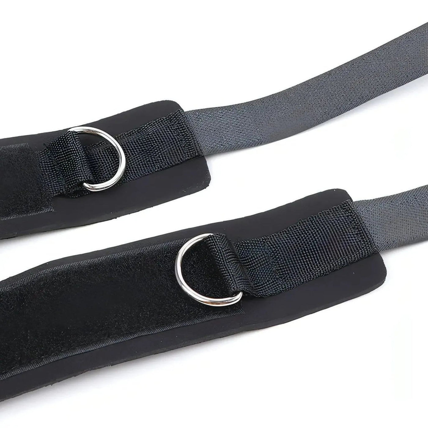 Due polsiere nere parallele con interno imbottito e chiusura velcro