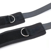 Due polsiere nere parallele con interno imbottito e chiusura velcro