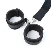 Polsiere nere separate con imbottitura interna e fascia velcro