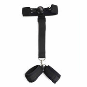 2 in 1 Ball-Gag Nera con Strap Comfortable e Polsiere collegate
