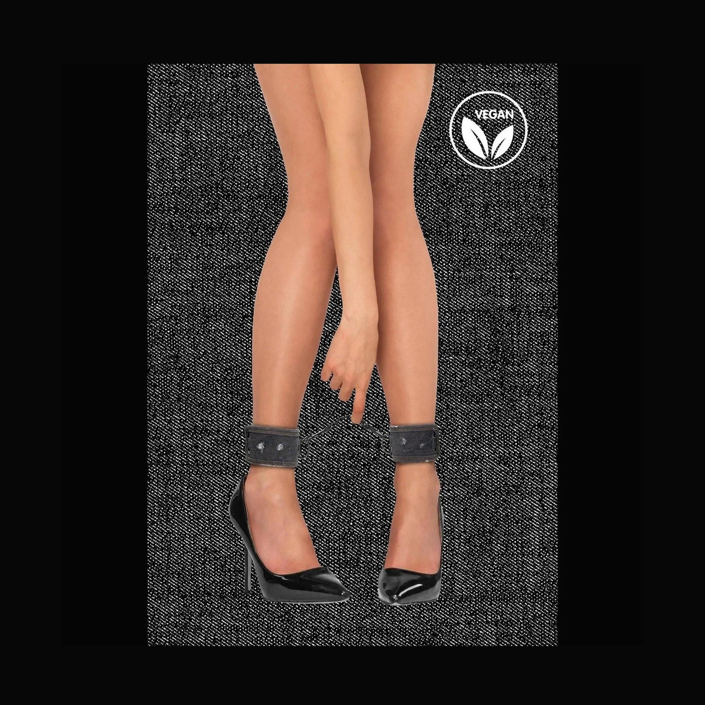 Cavigliere in denim vegan nero Ouch! indossate da modella con scarpe tacco