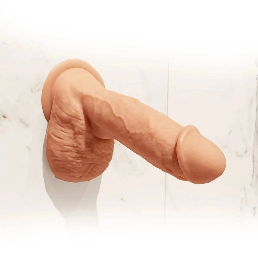 Ultra-realistic vibrating phallus with raised veins and sculpted glans - Equipped with multi-speed wireless remote control
