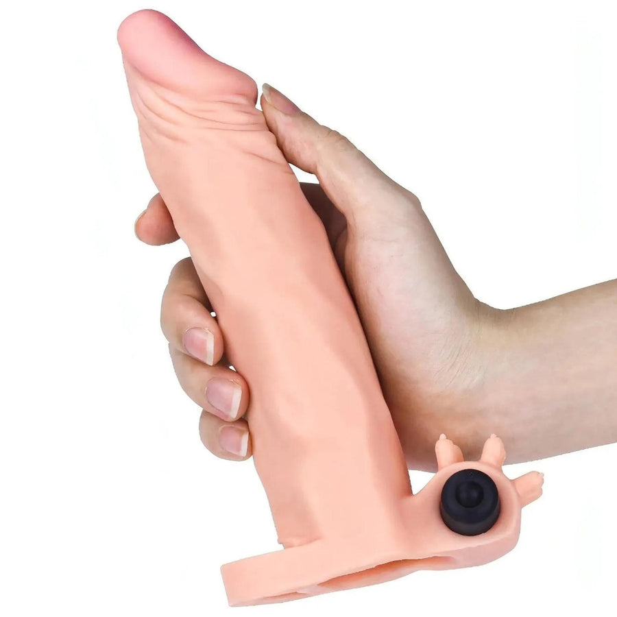 Guaina fallica realistica con stimolatore clitorideo e anello 5 cm extra