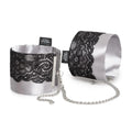 Play Nice Handgelenkmanschetten aus Satin und Spitze – Schwarz