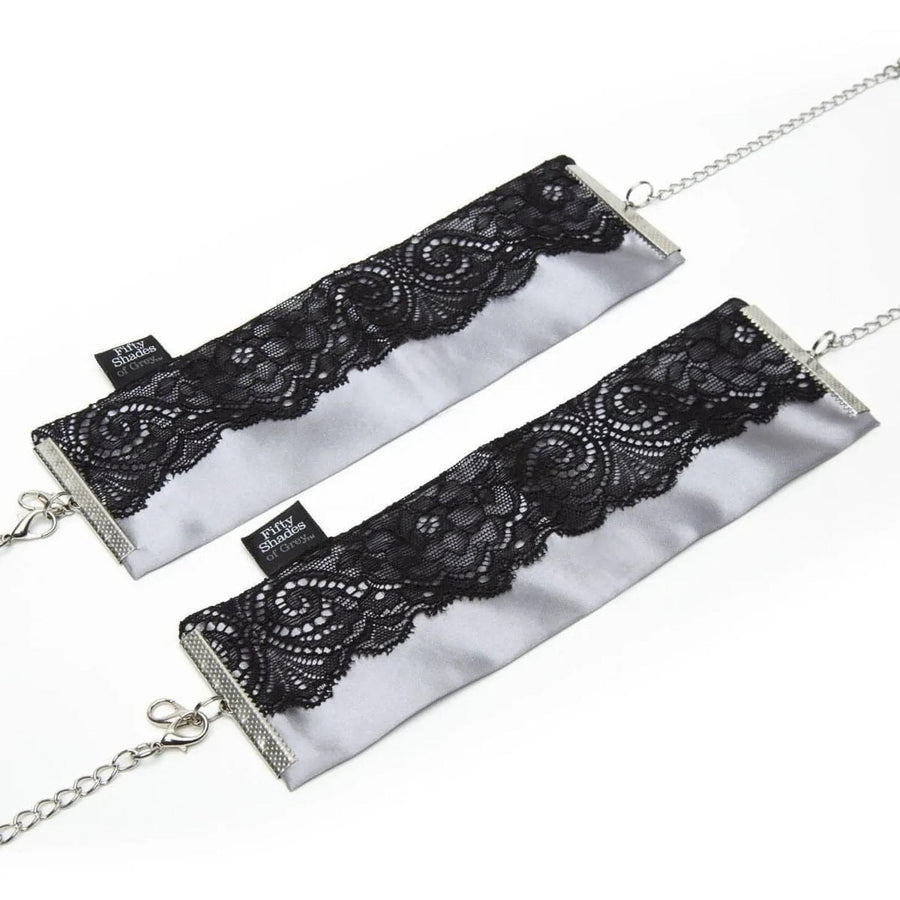 Play Nice Handgelenkmanschetten aus Satin und Spitze – Schwarz