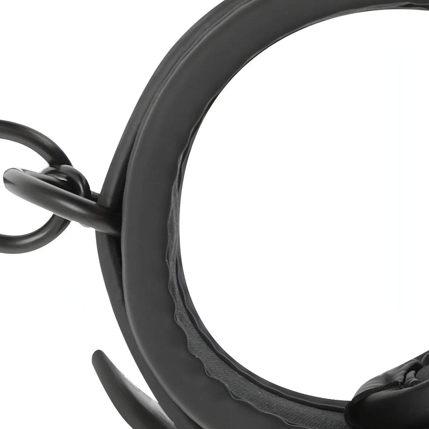 Polsiere con doppia imbottitura con catena in metallo nero - Realizzate in pelle vegana