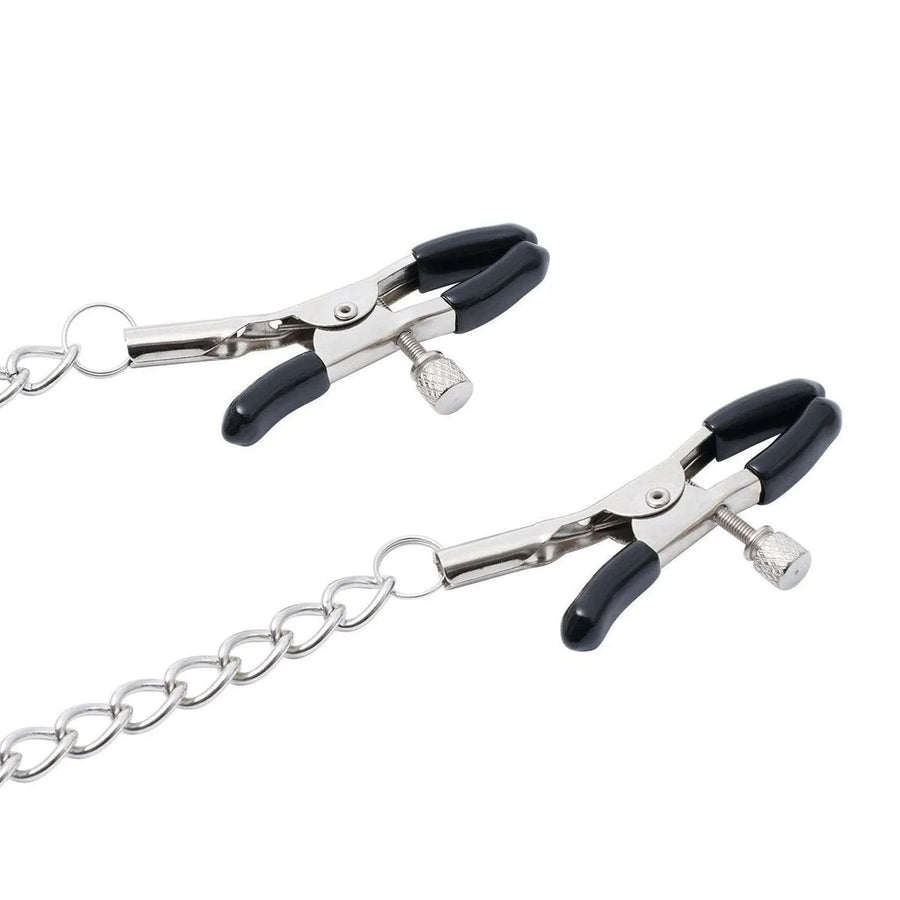 Nippelklemme mit Kette und „Slut“-Anhänger
