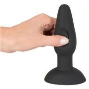 Mano che tiene plug anale nero in silicone mostrando forma ergonomica e base sicura